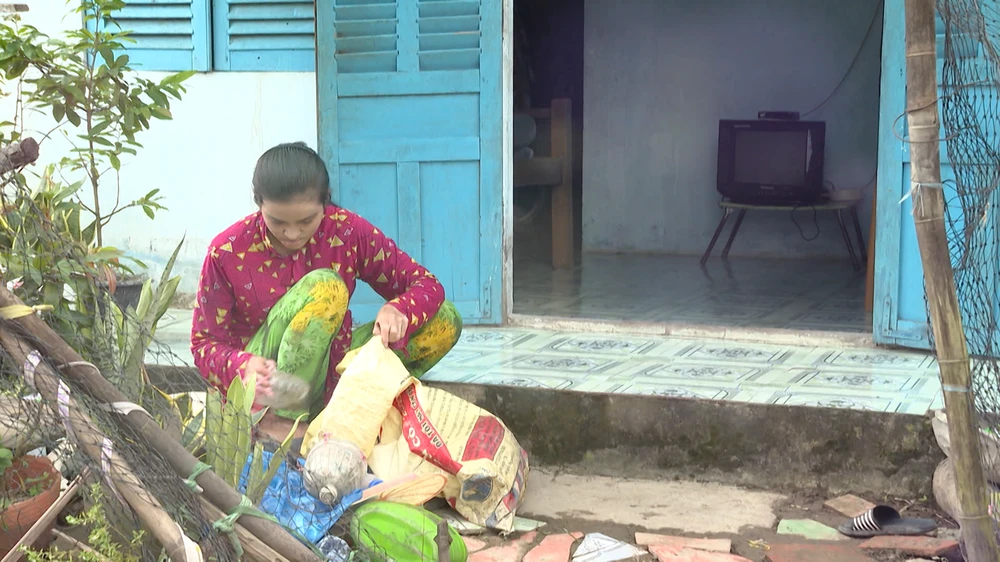 Chị Thu phải một mình bươn chải nuôi con thơ, bị chồng bỏ do bỏng nặng.