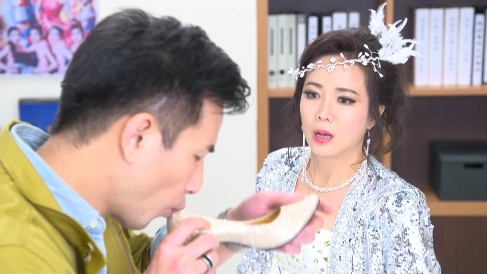 Gia Hào cứu mỹ nhân bằng màn “uống rượu trong giày”.