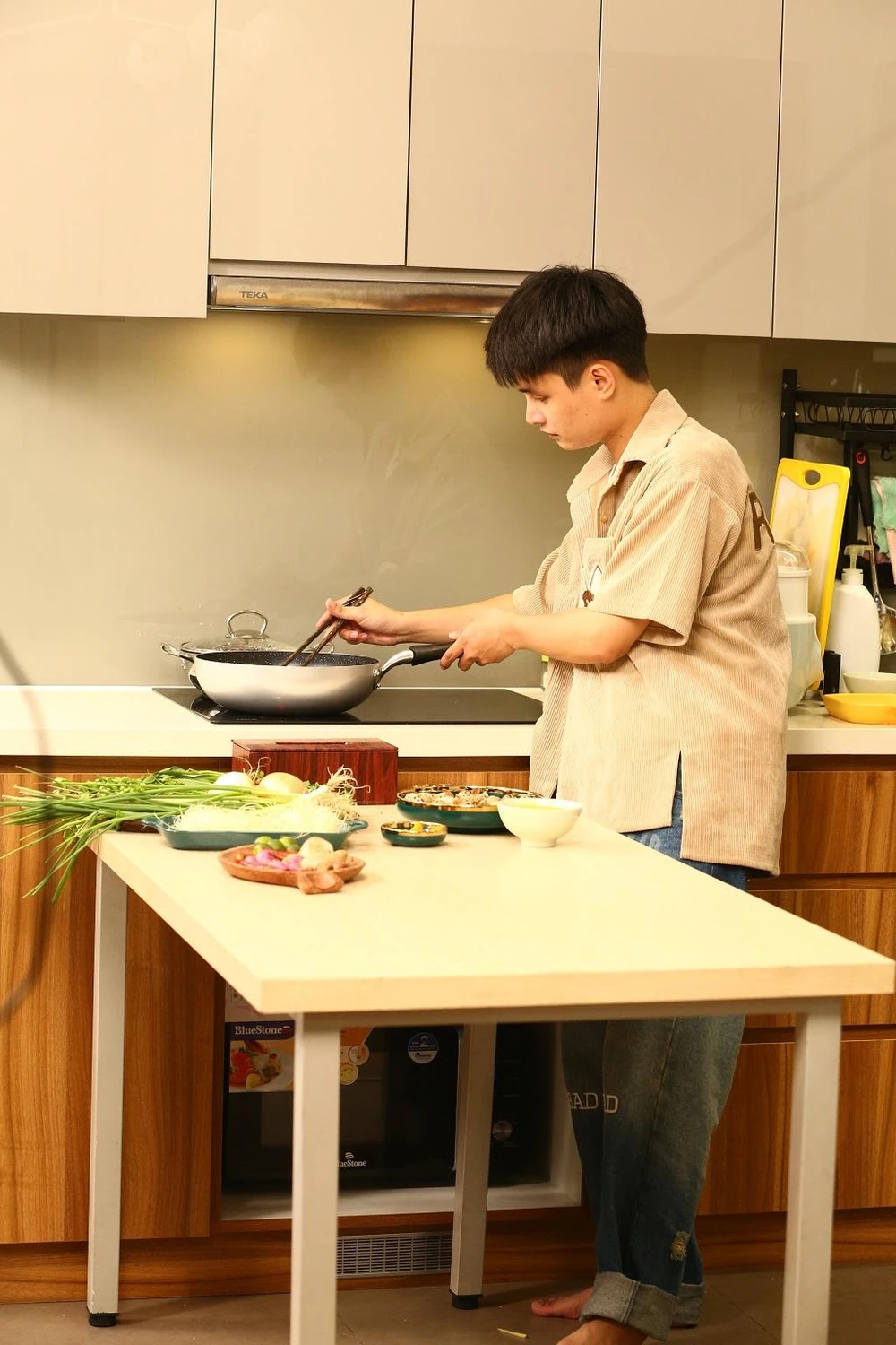 TikToker Hải Vót đang trong quá trình hoàn thành các món ăn để chiêu đãi Huỳnh Lập, đầu bếp Hiền Minh cùng hai người bạn của mình.