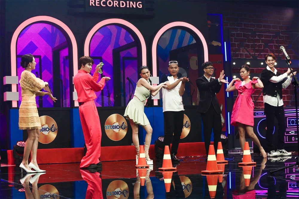 MC Sam cùng hai đội chơi đang "phiêu" theo bài hát “Baby Shark”. MC Sam cùng hai đội chơi đang "phiêu" theo bài hát “Baby Shark”.