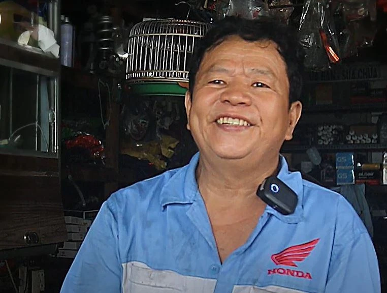 Chú Võ Thanh Vinh cùng tiệm sửa xe miễn phí, gửi gắm yêu thương có 1 không 2 tại Sài Gòn. Ảnh: CTCC