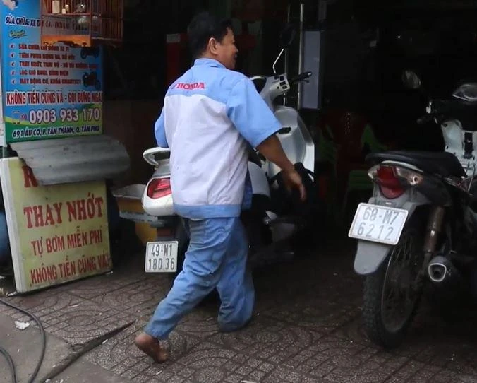 Tiệm sửa xe bình dị và nổi bật với tấm bảng giới thiệu hết sức giản dị nhưng bên trong đó là cả một tấm lòng nhân ái.