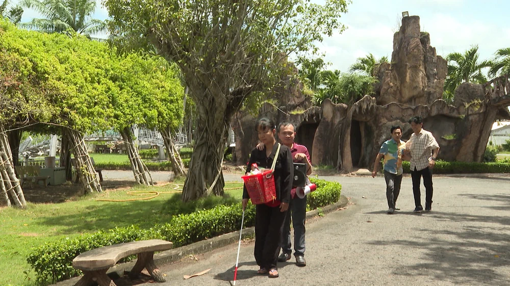 Cũng nhờ phương kế mưu sinh mà trong một lần trú mưa, chị Như Ý gặp được anh Tùng.