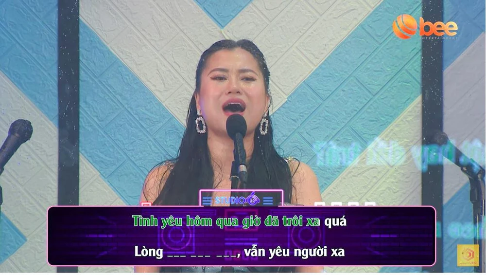 Tự tin khẳng định mình là fan của nam ca sĩ Tuấn Hưng và thuộc nằm lòng ca khúc Độc thoại, Lâm Vỹ Dạ bị bắn ướt nhẹp.