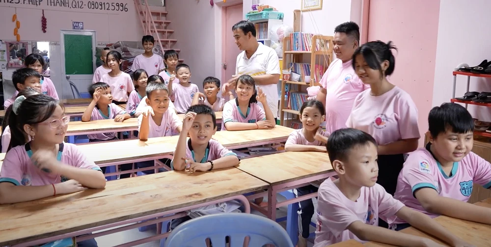 Lớp học miễn phí cho trẻ em nghèo của thầy Huỳnh Quang Khải.