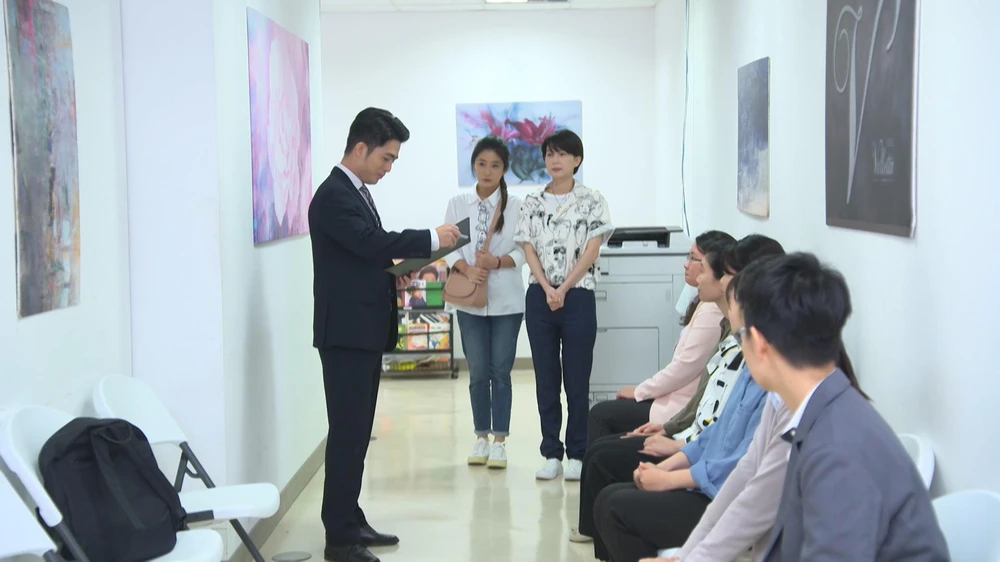 Khải Linh tìm đến nhà hàng Phú Quý xin việc. Ảnh: BEE