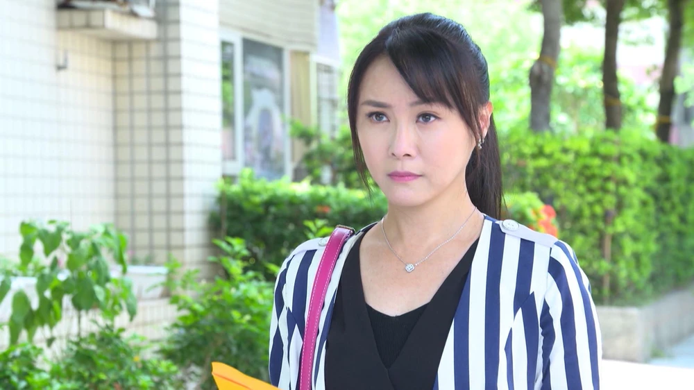 Âm thầm cho người tìm hiểu và thu thập thông tin về “người bí ẩn”, Tiêu Thiến tìm được nhân vật trói được trái tim Sùng Uy.