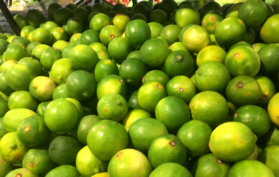 Nước chanh giàu vitamin C, có thể giúp giảm viêm, lọc máu, giảm mụn thâm, giảm bã nhờn. Ảnh: NHẬT LINH