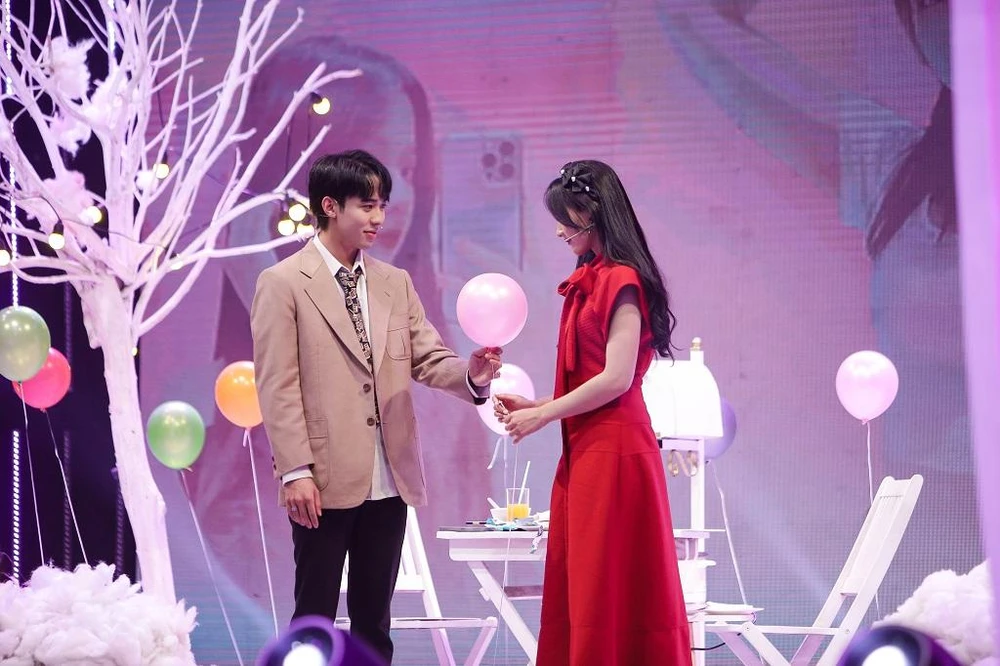 Nhật Huy mang cả ngôi nhà bong bóng lên tỏ tình crush.