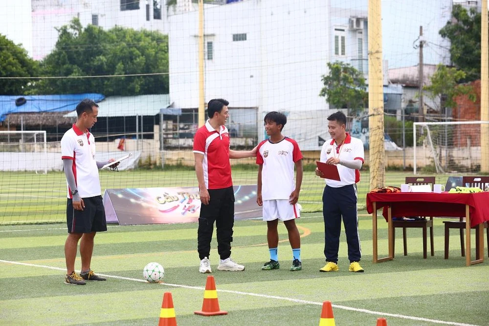 Được HLV Nguyễn Hồng Sơn ngỏ lời mời làm trợ lý, MC Tuấn Tú vui mừng vì sắp trở về ước mơ với sân cỏ. Ảnh: BEE Được HLV Nguyễn Hồng Sơn ngỏ lời mời làm trợ lý, MC Tuấn Tú vui mừng vì sắp trở về ước mơ với sân cỏ. Ảnh: BEE