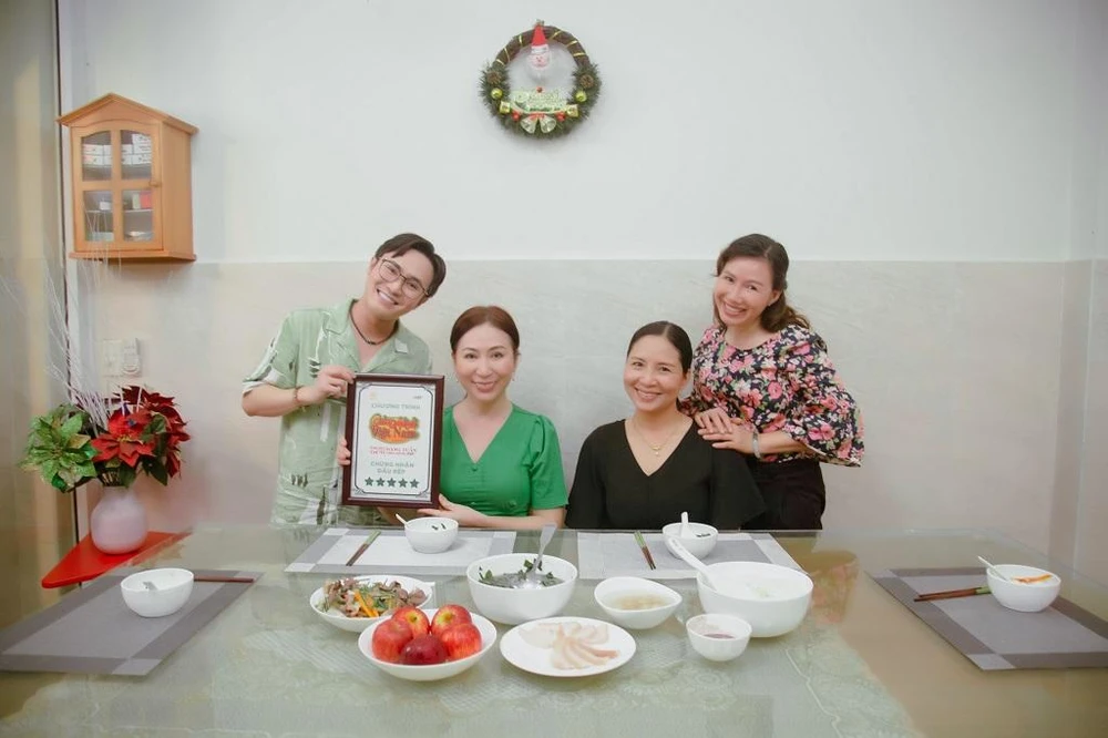 Huỳnh Lập trao bằng chứng nhận 'Đầu bếp 5 sao' cho chị Đỗ Quỳnh.