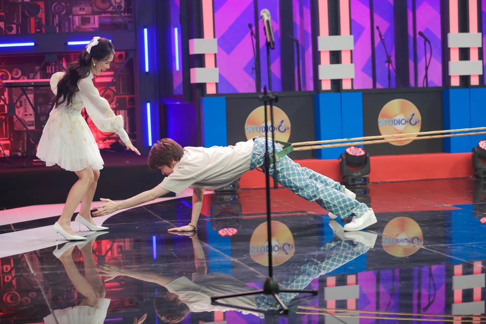 Khi bị Duy Ngọc kéo đi, Quang Trung đã phải bíu lấy chân MC Sam để làm trụ.