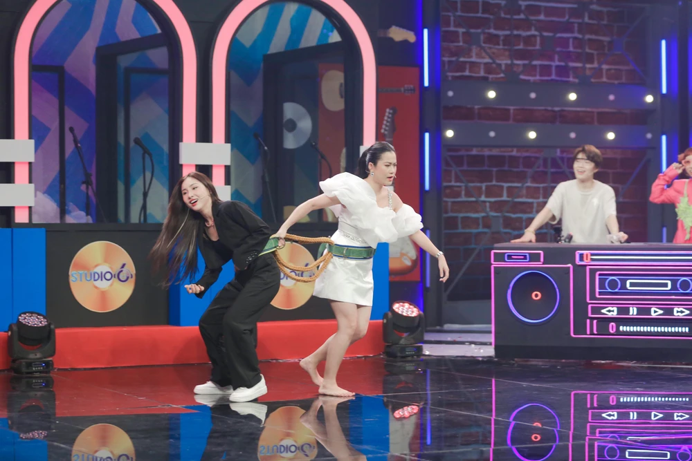 Để tránh mất sức khi bị giằng co trên sân khấu, Lâm Vỹ Dạ đã kéo Annie phải đi theo mình.