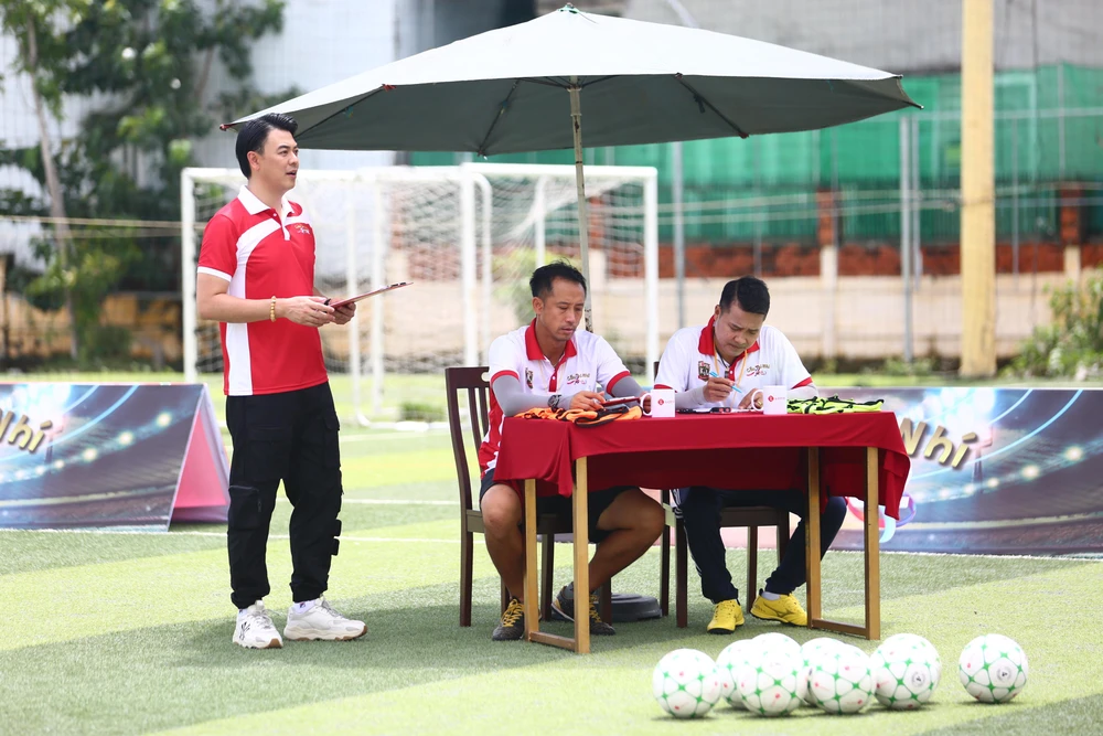 HLV Nguyễn Hồng Sơn và HLV Vũ Như Thành có màn tranh giành cầu thủ nhí cực gây cấn.