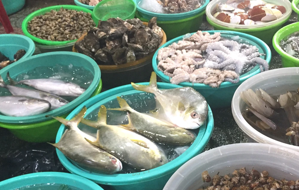 Lựa chọn thực phẩm thông minh là một phần quan trọng của quá trình lão hóa khỏe mạnh. Ảnh: NHẬT LINH