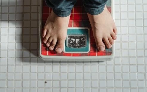 Thiếu ngủ có thể khiến bạn khó giảm cân và thậm chí khiến bạn tăng cân. Ảnh: Pexels