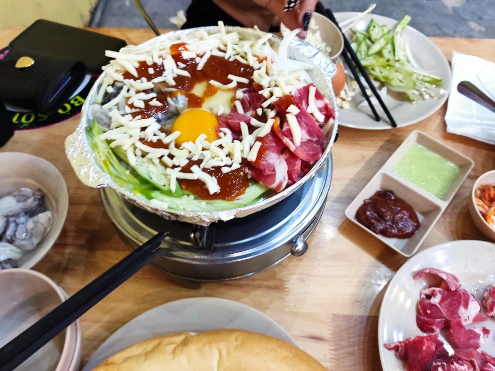 Vitamin B12, một chất dinh dưỡng được tìm thấy hầu hết trong các sản phẩm động vật. Ảnh: NHẬT LINH