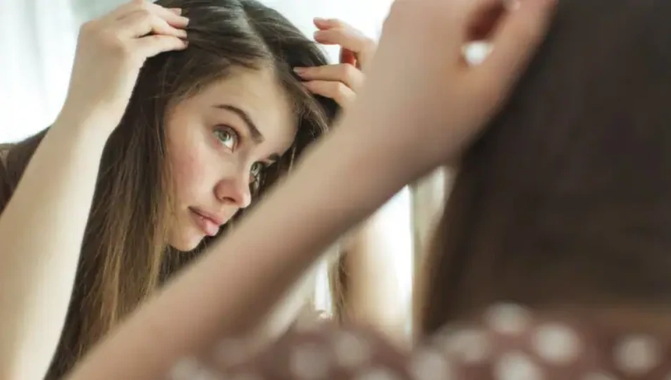 Thiếu hụt vitamin B7, còn được gọi là biotin có thể khiến tóc dễ gãy, rụng. Ảnh: Shutterstock Thiếu hụt vitamin B7, còn được gọi là biotin có thể khiến tóc dễ gãy, rụng. Ảnh: Shutterstock