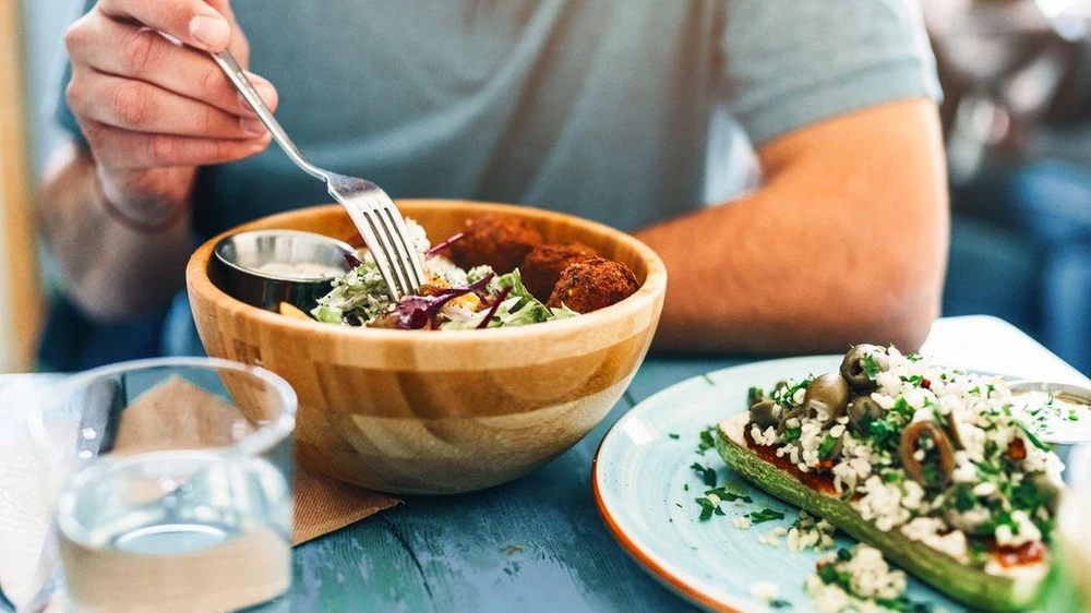Chế độ ăn nhiều rau giúp giảm nguy cơ ung thư ruột ở nam giới. Ảnh: Violeta Stoimenova/Getty Images