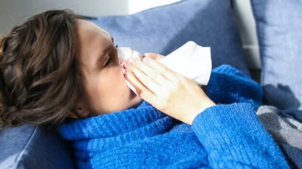 Khi thời tiết lạnh và độ ẩm thấp có thể làm suy yếu hệ thống miễn dịch và khiến mọi người dễ bị nhiễm trùng đường hô hấp hơn. Ảnh: Pexels Khi thời tiết lạnh và độ ẩm thấp có thể làm suy yếu hệ thống miễn dịch và khiến mọi người dễ bị nhiễm trùng đường hô hấp hơn. Ảnh: Pexels