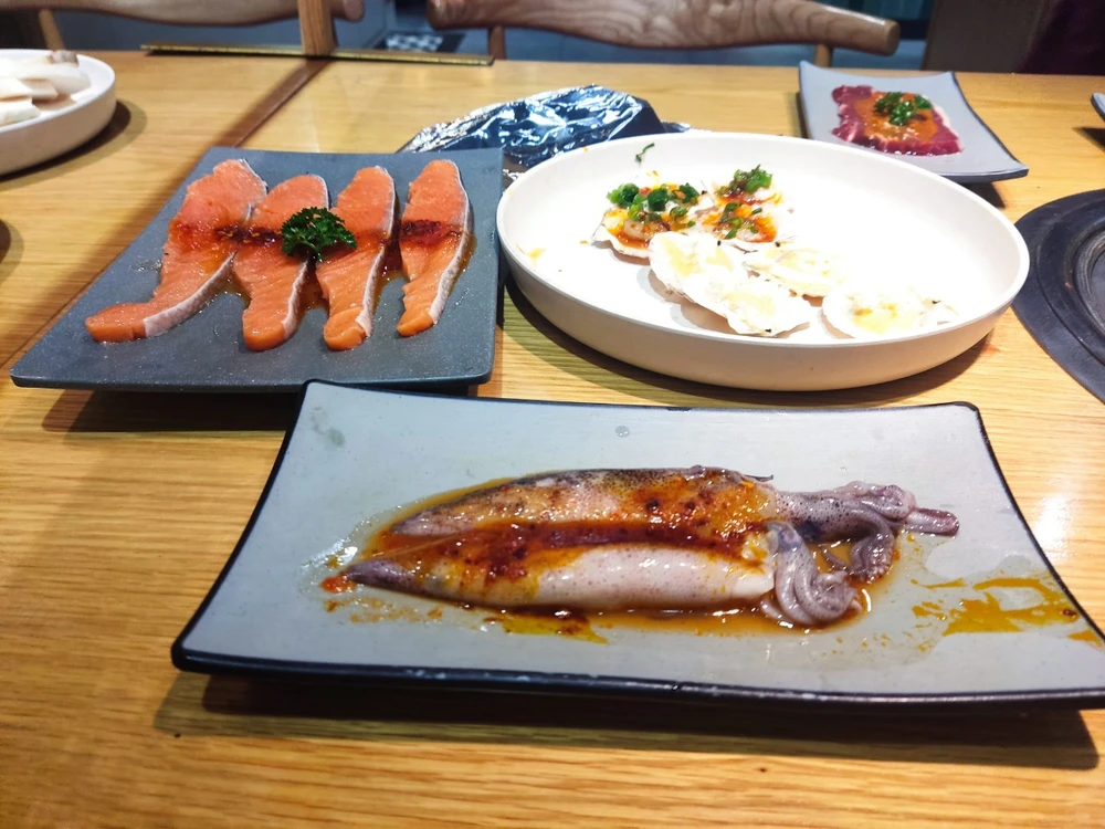 Cá hồi giàu axit béo omega-3 có thể giúp giảm huyết áp và đau tim. Ảnh: NHẬT LINH