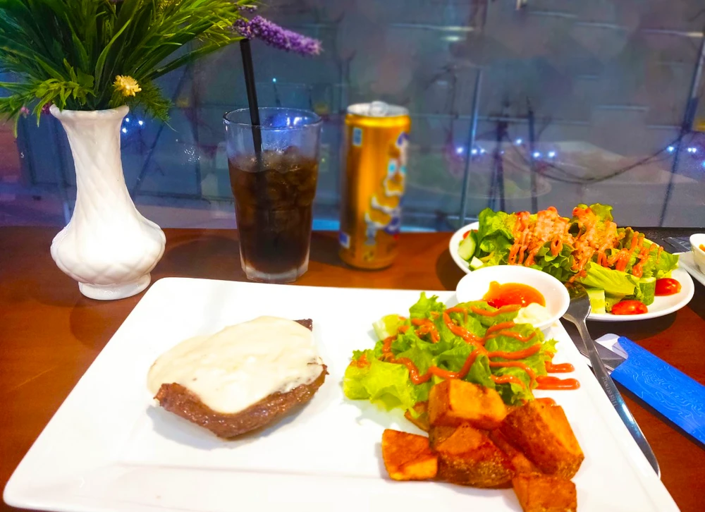 Một chế độ ăn uống cân bằng, lành mạnh có thể giúp bạn đạt được cân nặng lý tưởng. Ảnh: NHẬT LINH