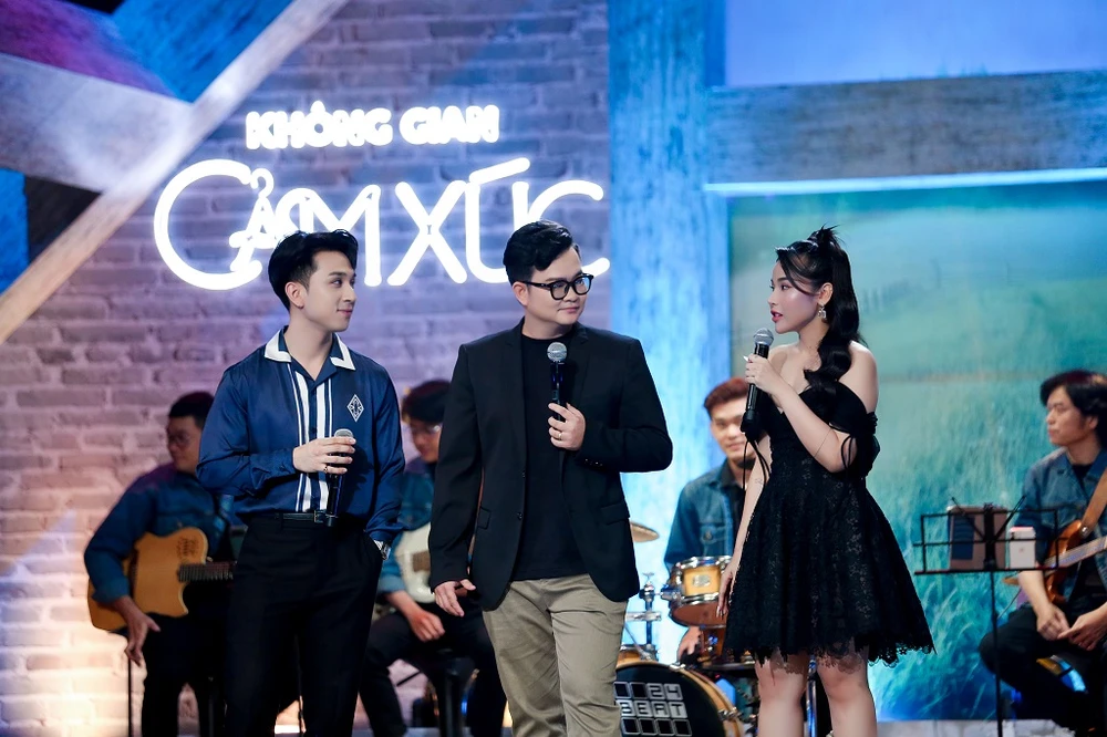 Host Nguyễn Minh Cường cùng ca sĩ Trương Thảo Nhi và ca sĩ Dương Edward. Host Nguyễn Minh Cường cùng ca sĩ Trương Thảo Nhi và ca sĩ Dương Edward.