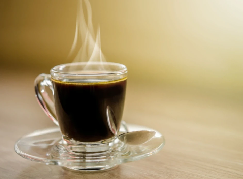 Tiêu thụ cà phê đen có thể giúp hỗ trợ giảm mỡ bụng. Ảnh: Shutterstock