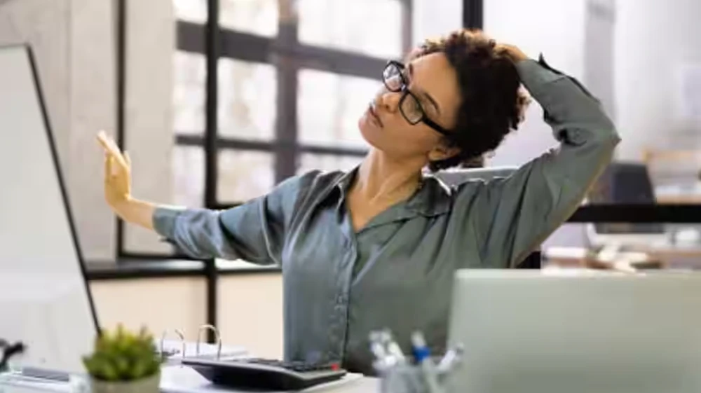 Động tác kéo giãn cơ cổ. Ảnh: Unsplash