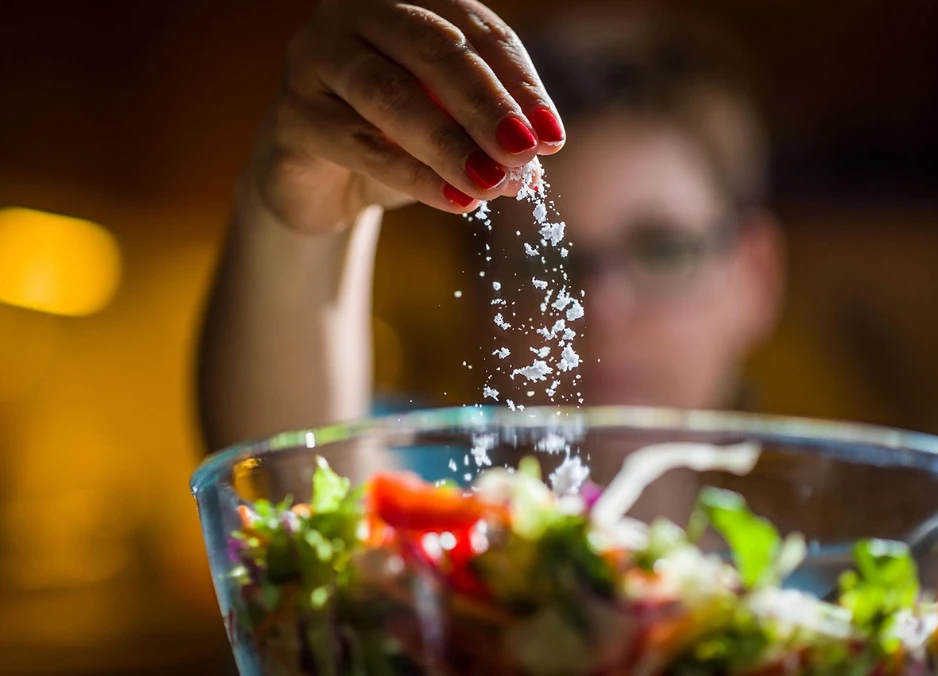 Nên hạn chế lượng muối ăn vào để bảo vệ sức khỏe tim mạch, trí não và sức khỏe tổng thể. Ảnh: Shutterstock