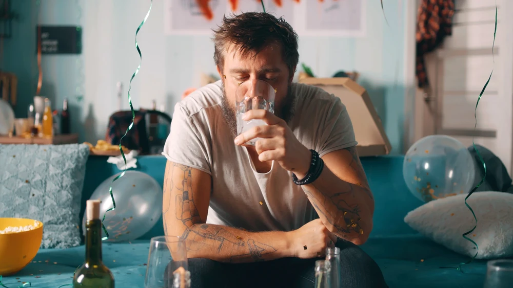 Uống nhiều rượu có thể khiến bạn mất nước và mệt mỏi.Ảnh: iStock