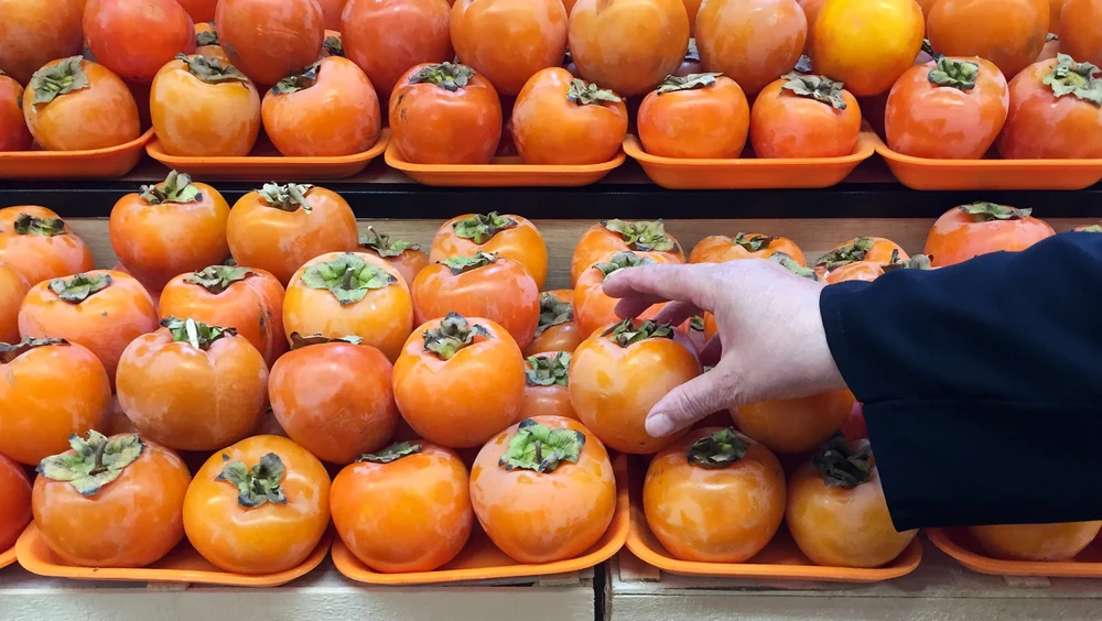 Theo USDA, một quả hồng có chứa khoảng 6 gam chất xơ. Ảnh: iStock