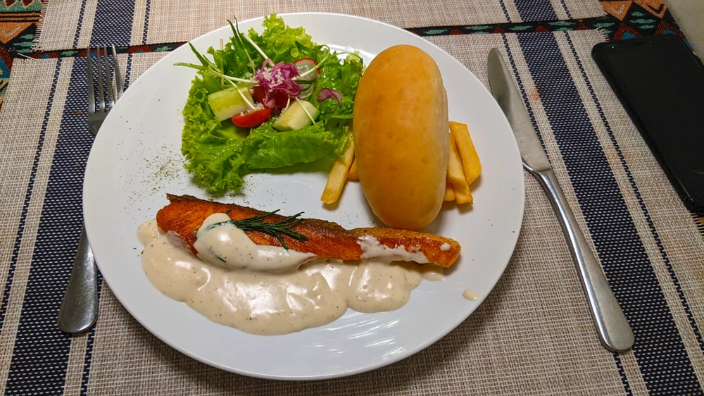 Chế độ ăn uống thích hợp, đủ dinh dưỡng có thể giúp cơ thể tăng cường hệ miễn dịch, ổn định tâm trạng và giảm căng thẳng. Ảnh: NHẬT LINH