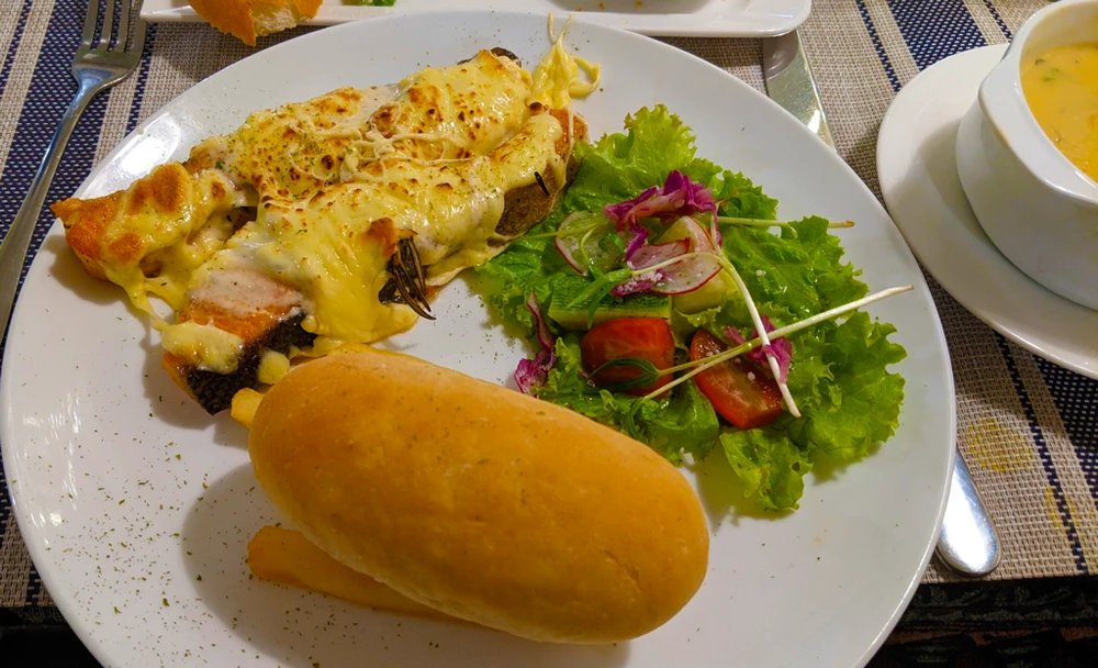 Cá hồi giàu axit béo omega-3. Ảnh: NHẬT LINH