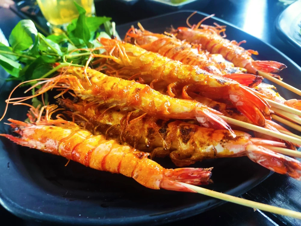 Tôm không chỉ cung cấp năng lượng giúp cơ thể khoẻ mạnh, mà chúng còn chứa nhiều khoáng chất tốt cho tuyến giáp như i-ốt, kali,...