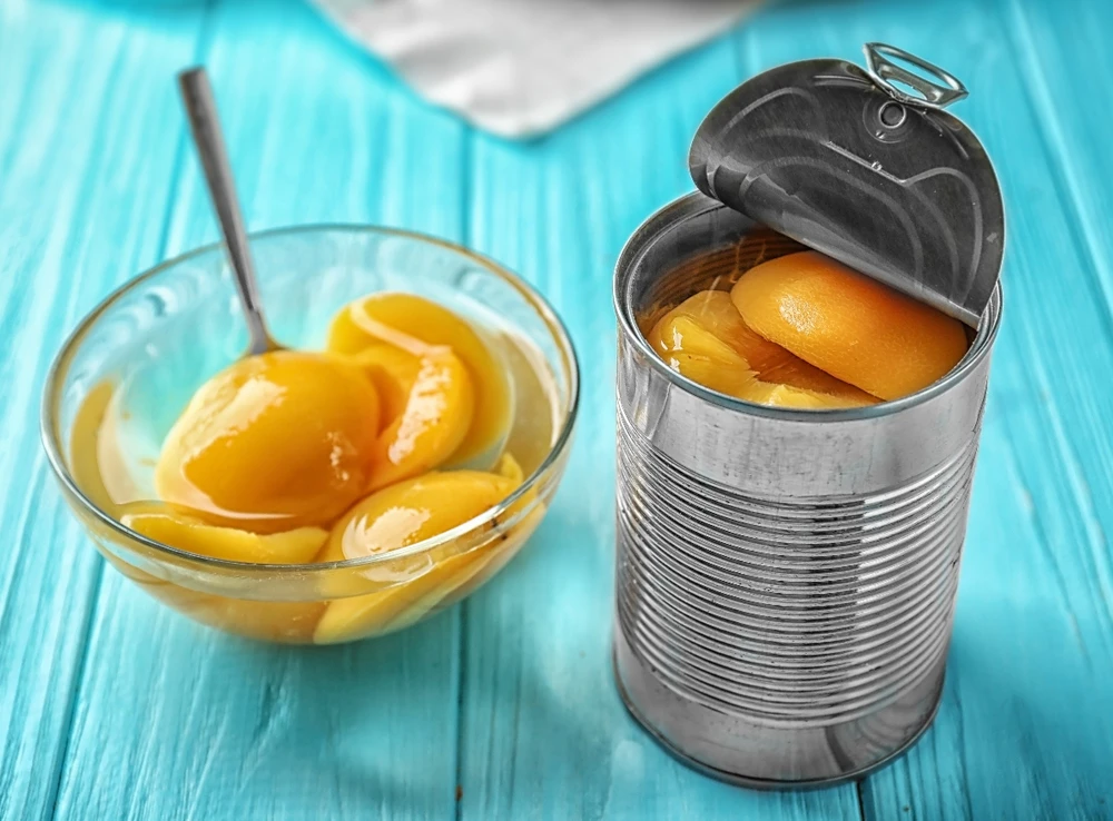 Trái cây đóng hộp thường được bổ sung thêm chất làm ngọt. Ảnh: Shutterstock