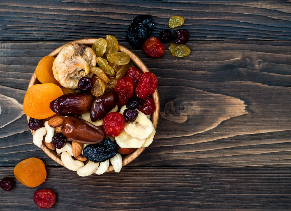 Tiêu thụ quá nhiều trái cây sấy khô có đường có thể làm tăng mỡ bụng. Ảnh: Shutterstock