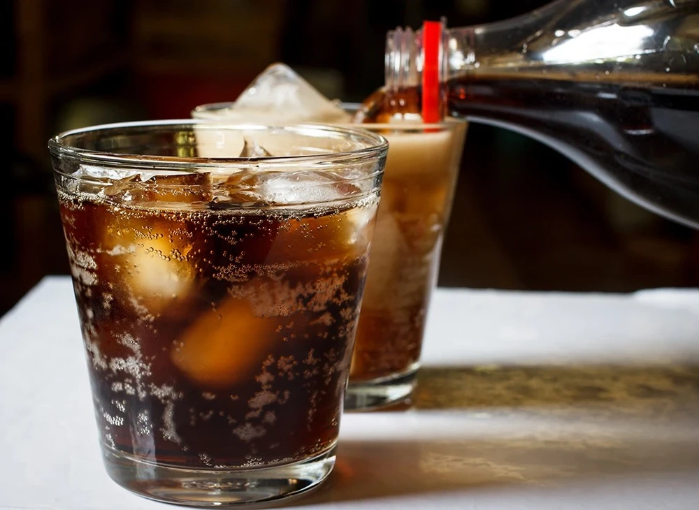 Đồ uống có đường có thể ảnh hưởng tiêu cực đến những người bị gan nhiễm mỡ. Ảnh: Shutterstock