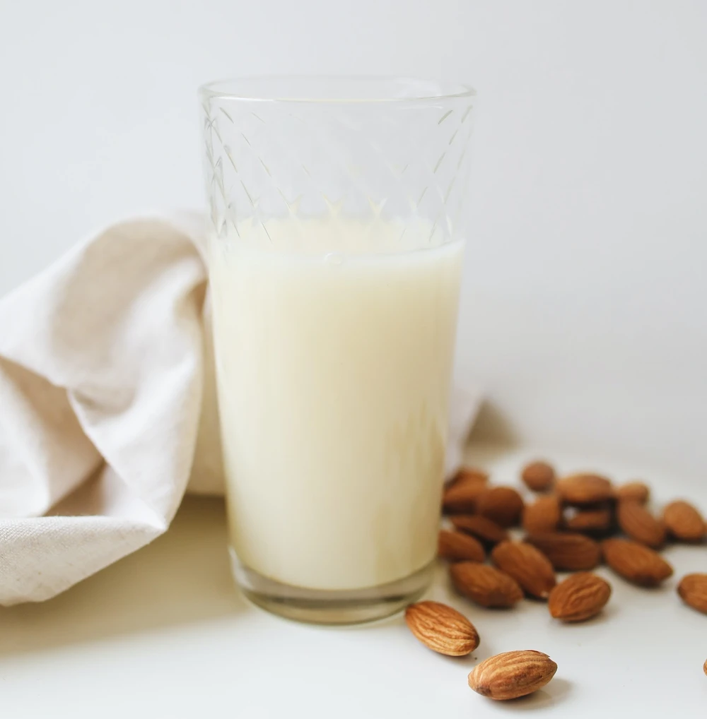 Uống sữa hạnh nhân trước khi đi ngủ có thể giúp cải thiện chất lượng giấc ngủ. Ảnh: Pexels