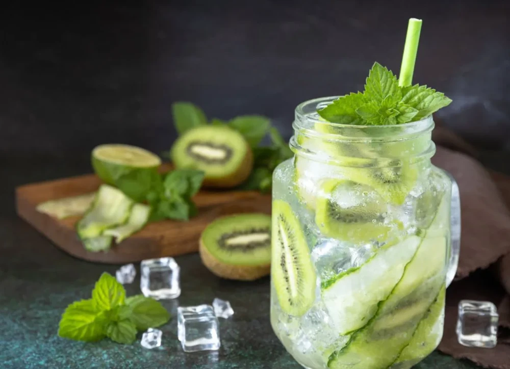 Giải độc cơ thể và giảm cân bằng thức uống kiwi kết hợp với dưa chuột và bạc hà. Ảnh: Shutterstock