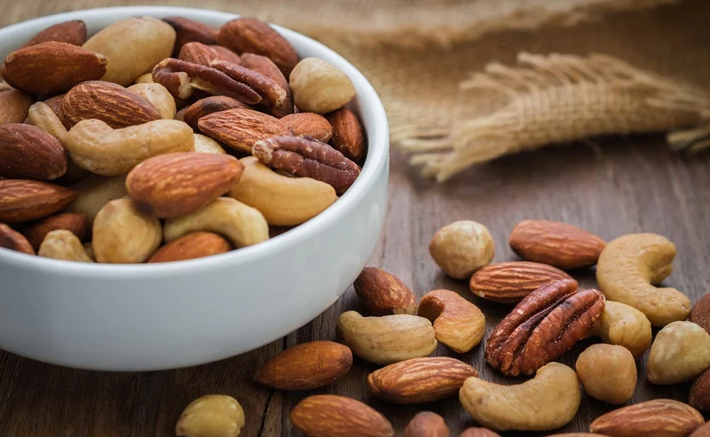 Các loại hạt như hạnh nhân, quả óc chó, hạt điều,... rất giàu chất dinh dưỡng. Ảnh: iStock/Amarita