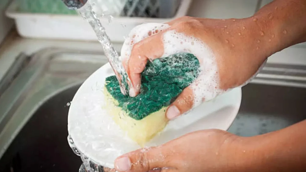 Nhiều rủi ro sức khỏe liên quan đến miếng bọt biển rửa bát nhà bạn