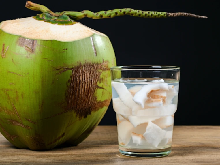 Tại sao chúng ta không nên uống nước dừa khi bụng đói?