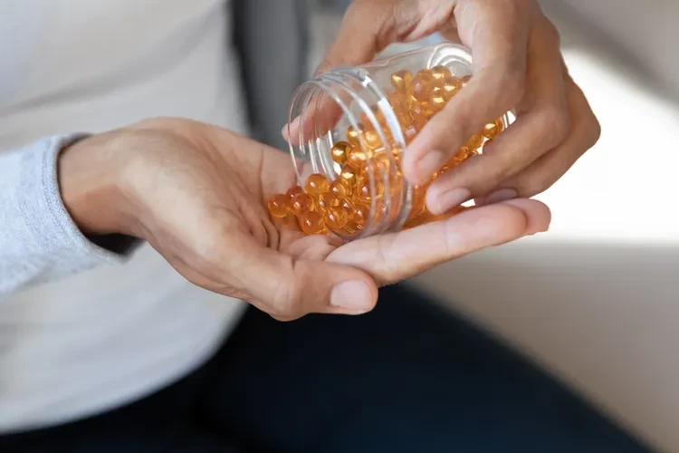 nen-uong-vitamin-d-cung-voi-thuc-an-hay-khi-bung-doi-thi-tot-hon.png