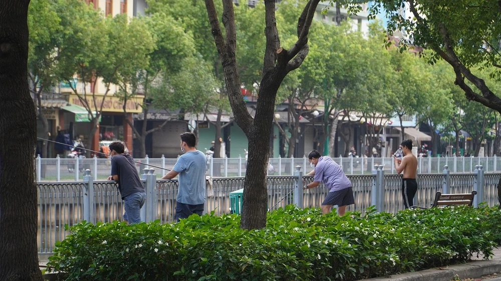 dan-ra-duong-dong-tro-lai-ngay-cach-li-xa-hoi