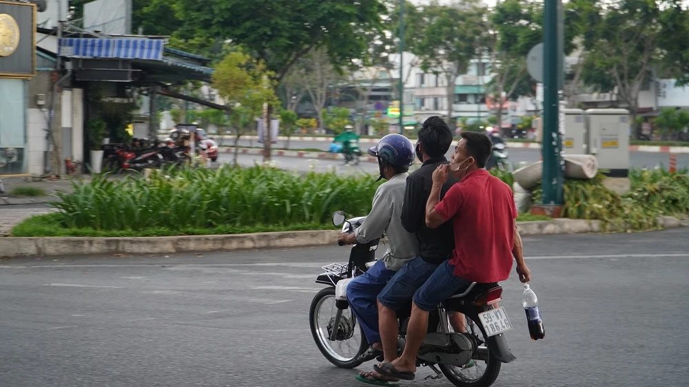 dan-ra-duong-dong-tro-lai-ngay-cach-li-xa-hoi