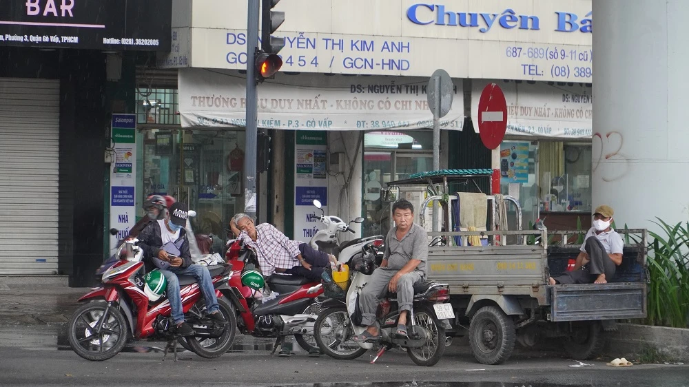 dan-ra-duong-dong-tro-lai-ngay-cach-li-xa-hoi