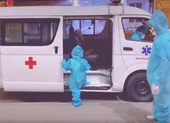 Xúc động cháu bé 5 tuổi một mình lên xe đi điều trị COVID-19 ở TP.HCM
