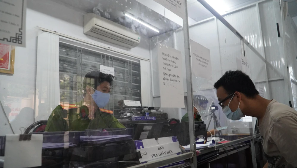 Một số người dân cũng tranh thủ thời gian đến làm CCCD ngoài giờ hành chính. Ảnh: MINH TÂM