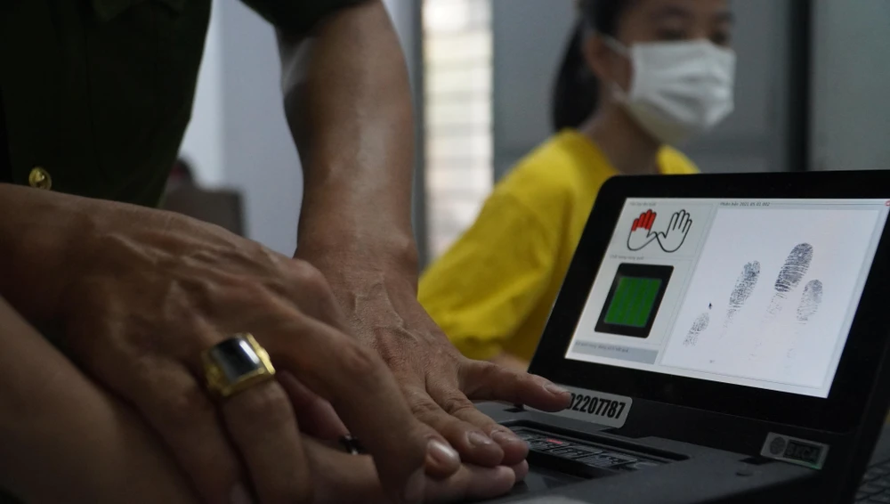 Trong các khâu làm CCCD thì việc lấy vân tay là mất thời gian nhất vì có những em học sinh không lộ rõ đường vân tay, cán bộ công an phải thực hiện nhiều lần mới thành công. Ảnh: MINH TÂM